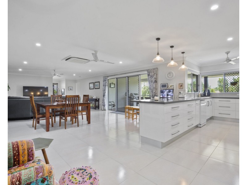 6 Sunset Place, Eimeo QLD 4740
