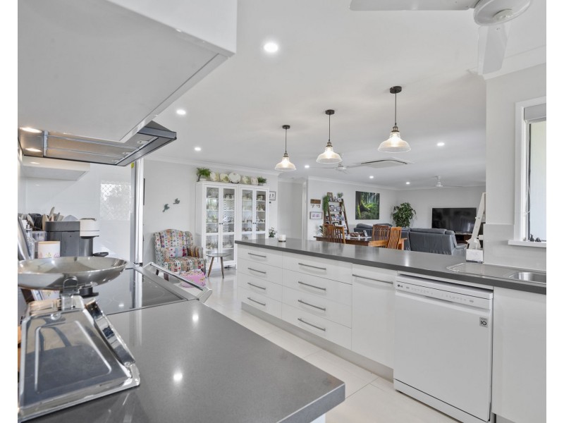 6 Sunset Place, Eimeo QLD 4740