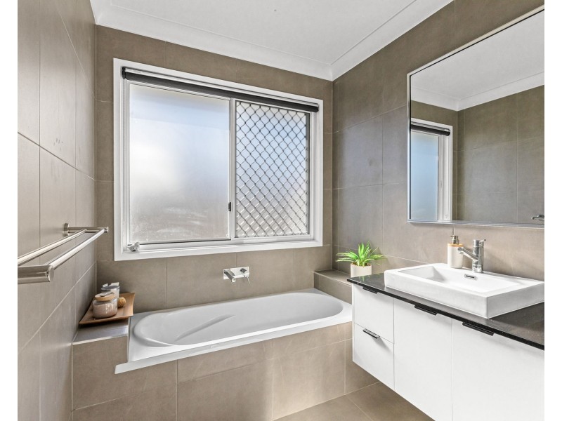 9 Devereux Street, Rural View QLD 4740