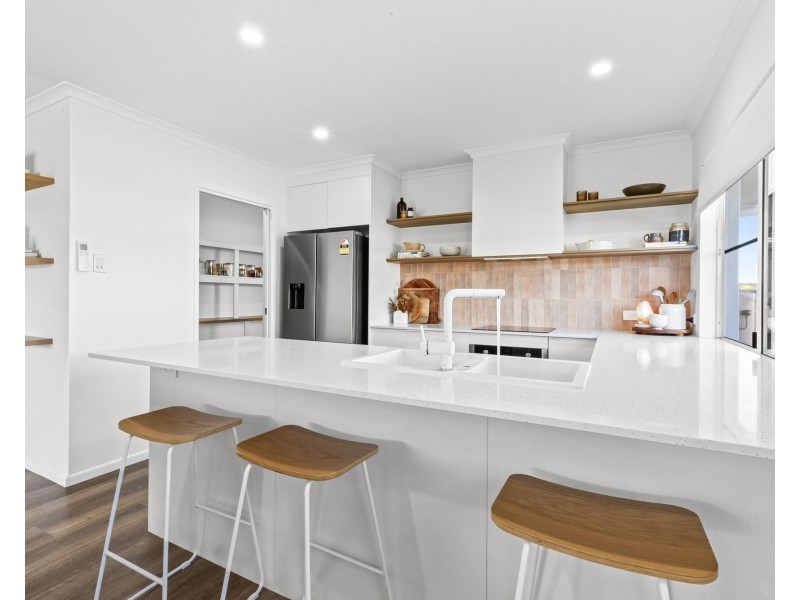 15 Devereux Street, Rural View QLD 4740