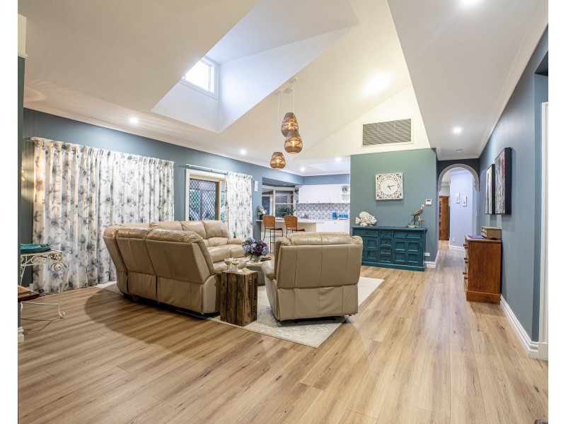 6 Panorama Court, Rural View QLD 4740