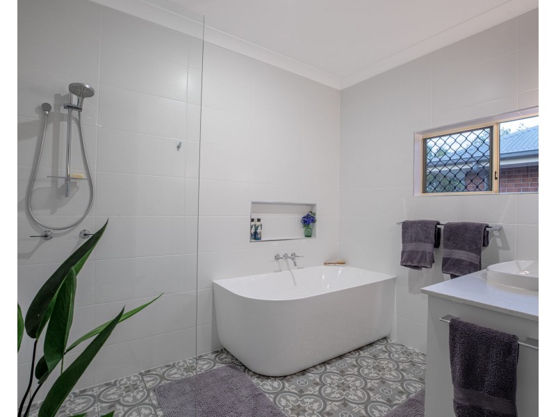 6 Panorama Court, Rural View QLD 4740