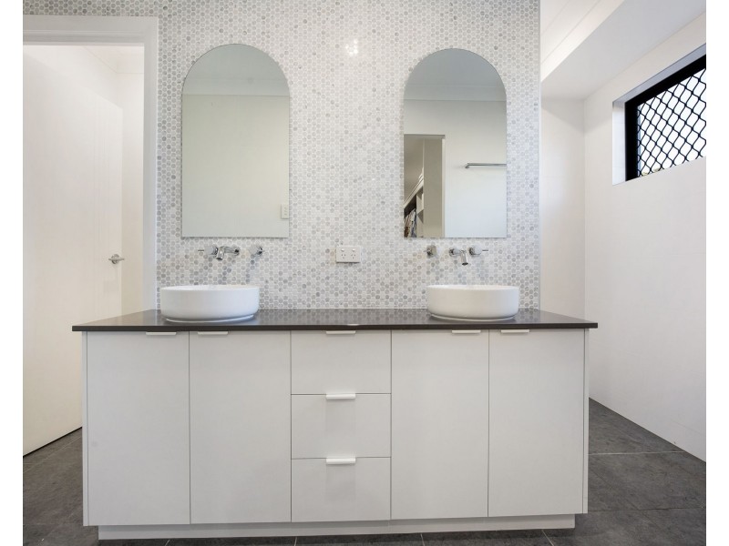 1 Rosalind Vista, Richmond QLD 4740