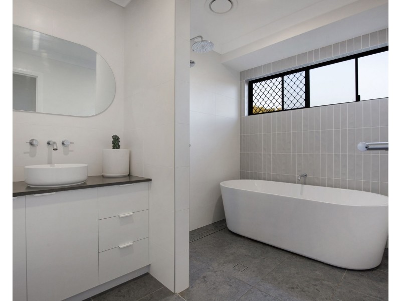 1 Rosalind Vista, Richmond QLD 4740