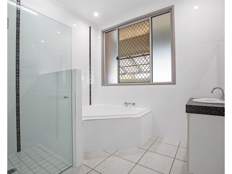 17 Bradman Drive, Glenella QLD 4740