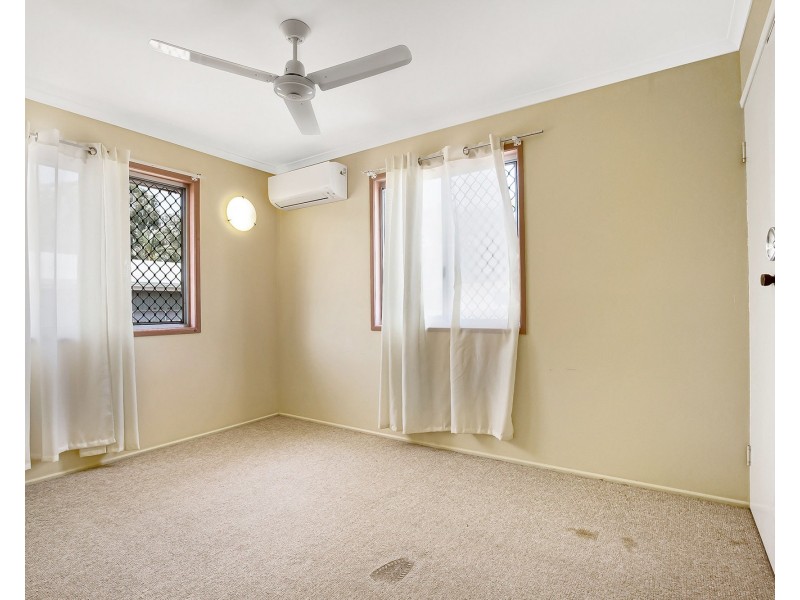 unit 1 & 2 13 Michael Moohin Drive, Slade Point QLD 4740