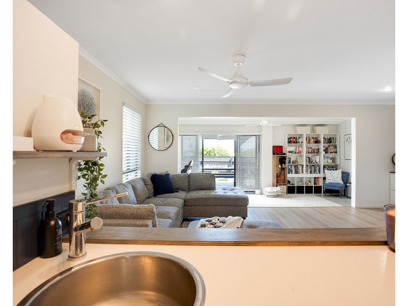 17 Woodlands Drive, Eimeo QLD 4740