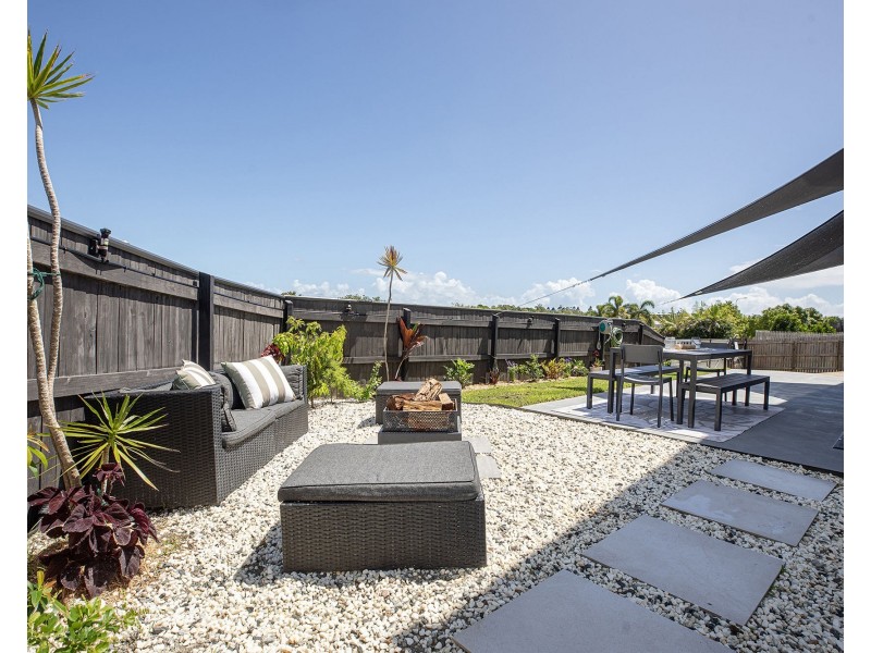17 Woodlands Drive, Eimeo QLD 4740