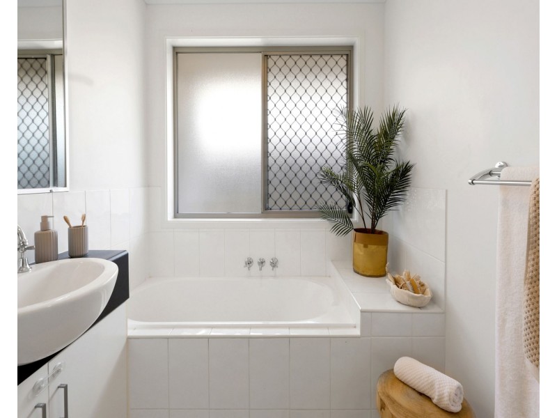32 Montgomery Street, Rural View QLD 4740