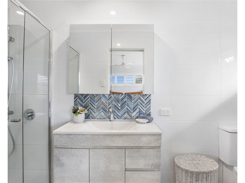 41 Schapers Road, Glenella QLD 4740