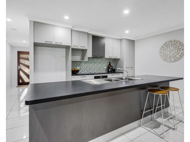 6 Hocking Crescent, Marian QLD 4753