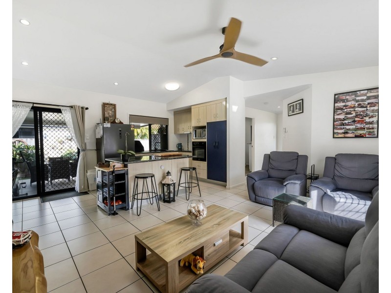 1/10 Coolum Court, Blacks Beach QLD 4740