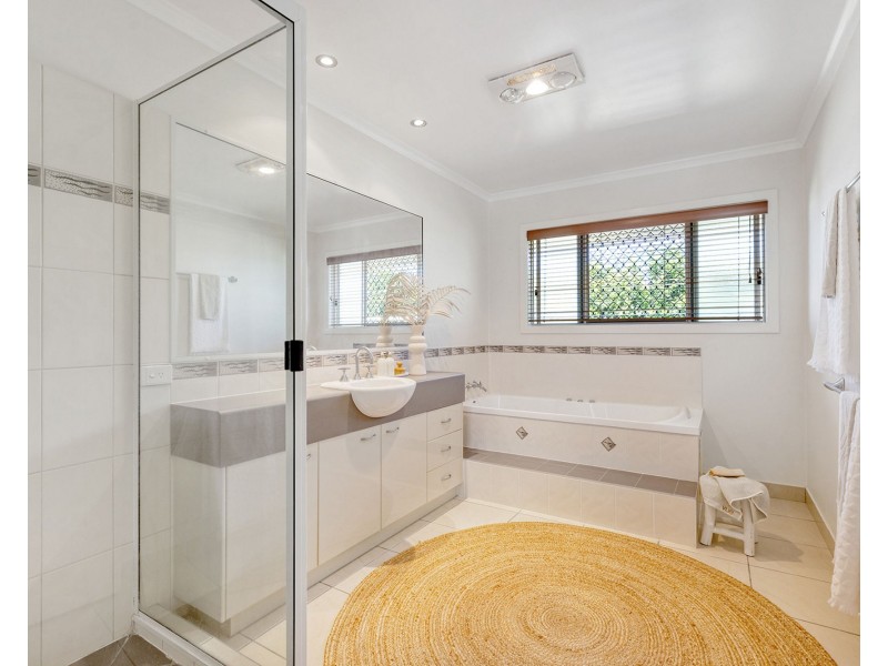 18 Coral Ridge Drive, Eimeo QLD 4740