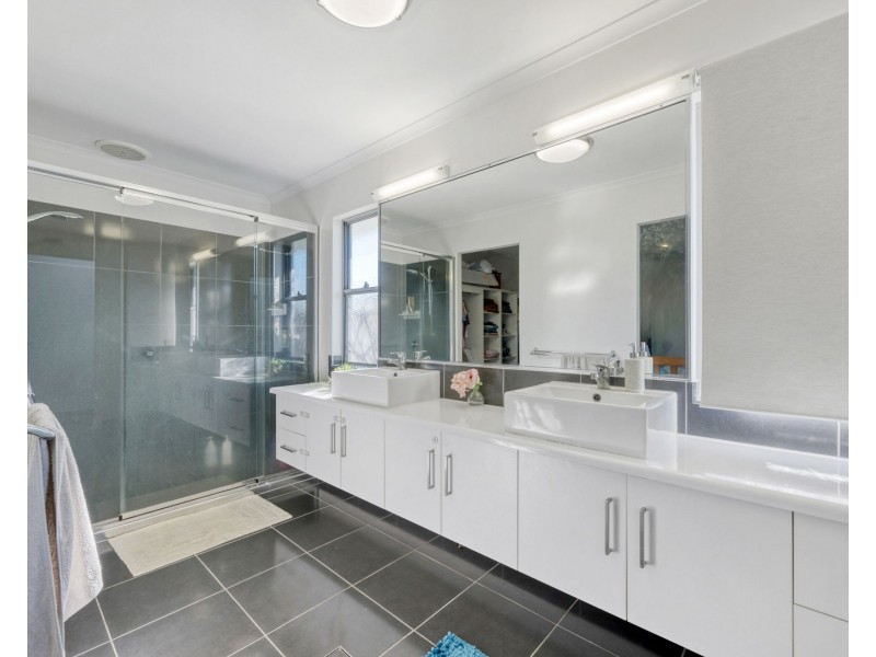 66 Makybe Diva Drive, Ooralea QLD 4740