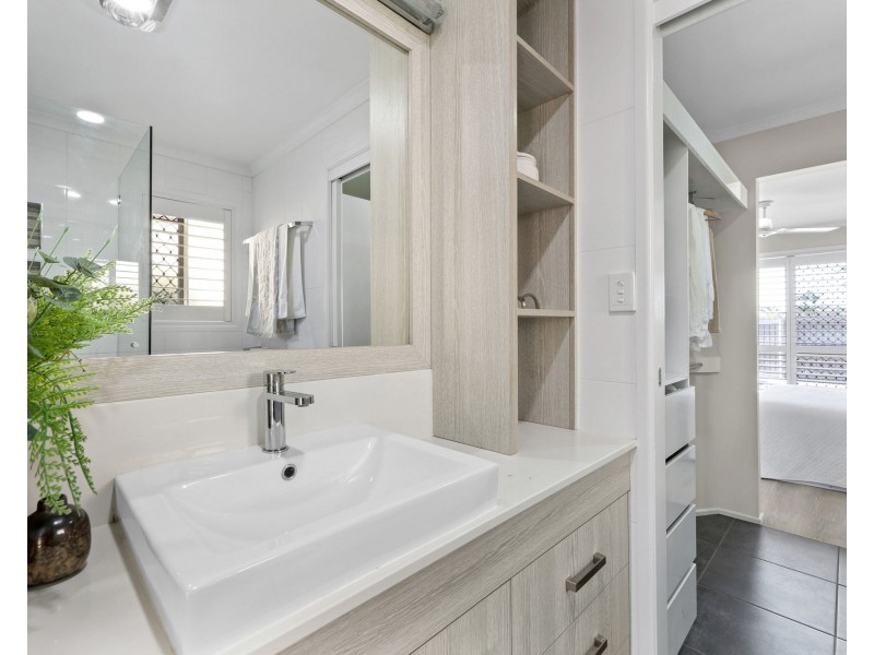 7 Hughes Street, Glenella QLD 4740