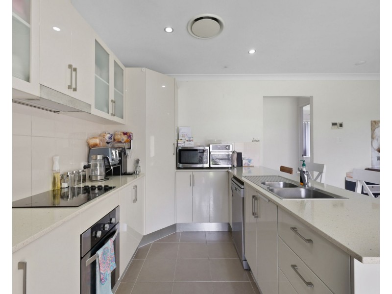 16 Dorothy Place, Mirani QLD 4754