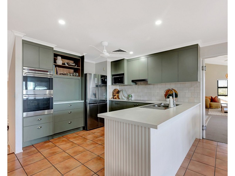 17 Grevillea Drive, Glenella QLD 4740