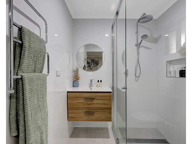 17 Grevillea Drive, Glenella QLD 4740
