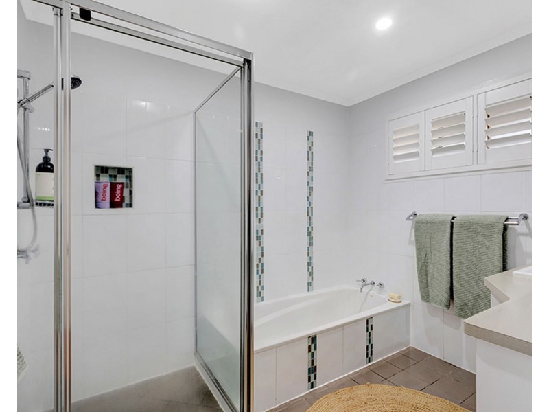 17 Grevillea Drive, Glenella QLD 4740