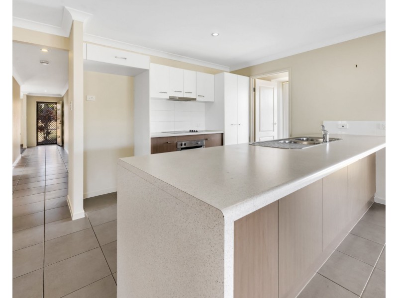 3/8 Greenwood Drive, Glenella QLD 4740