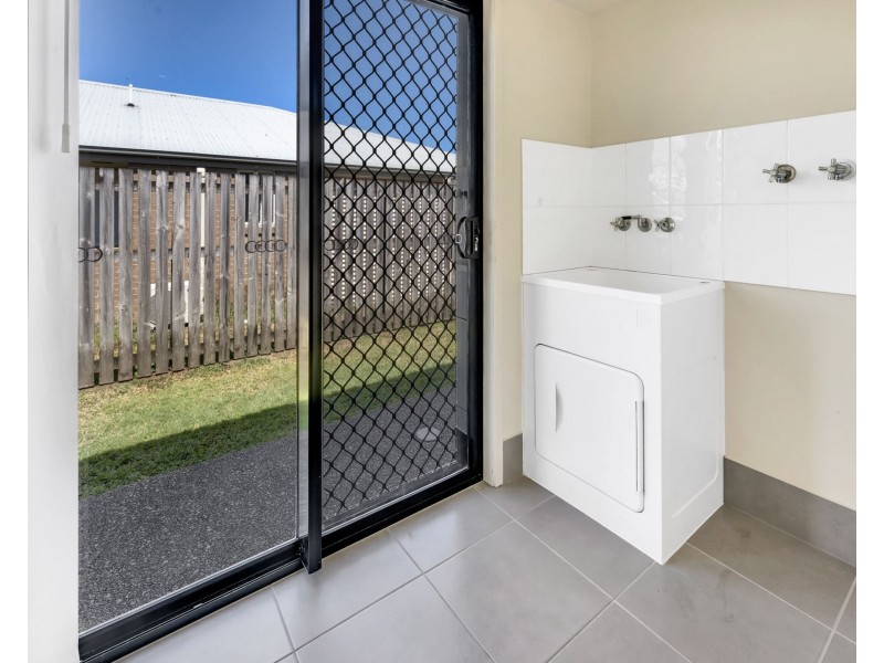 3/8 Greenwood Drive, Glenella QLD 4740