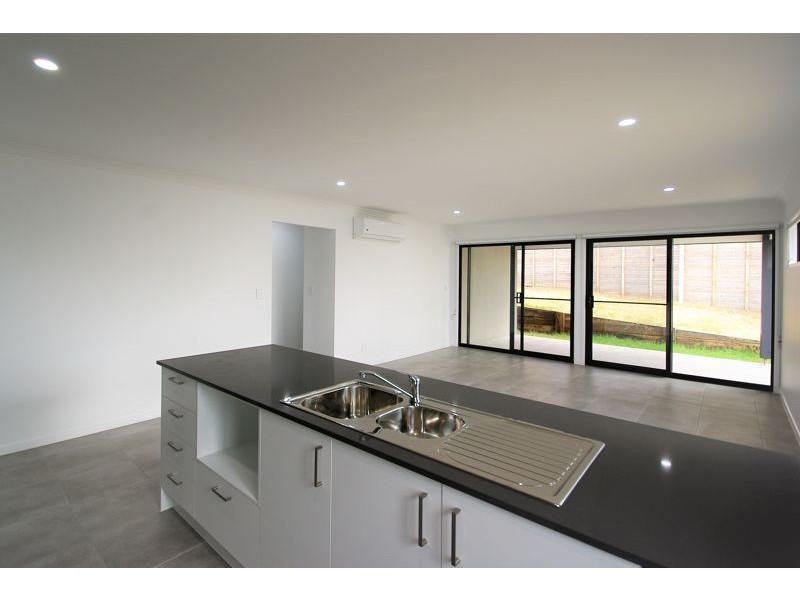 11 Sea Breeze Place, Little Mountain QLD 4551