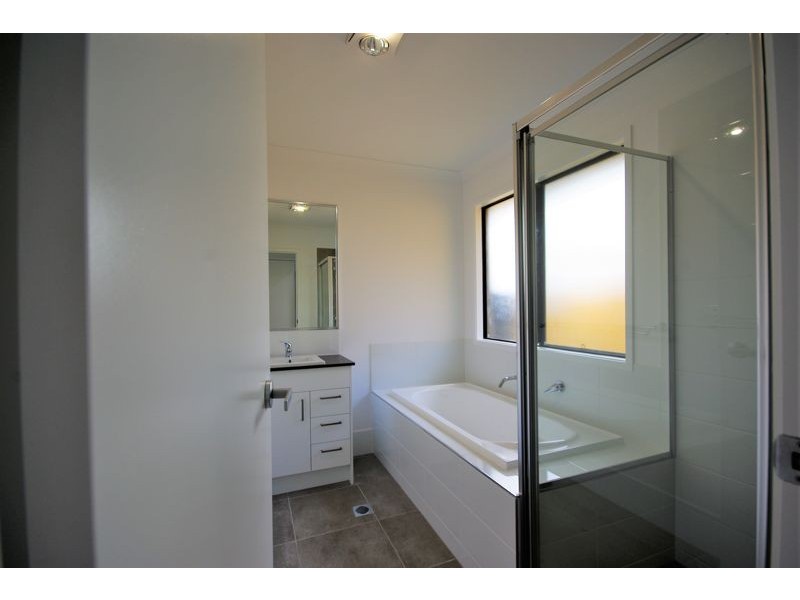 11 Sea Breeze Place, Little Mountain QLD 4551