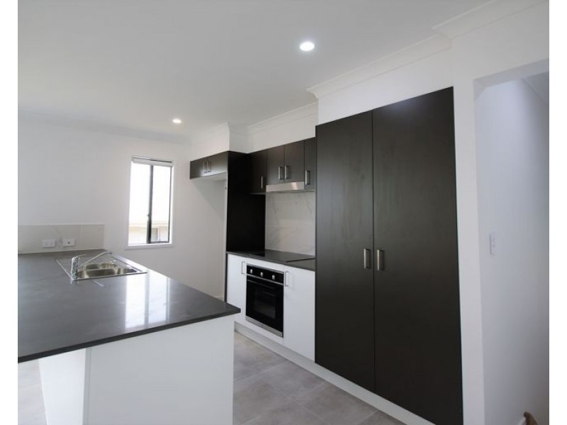 11 Sea Breeze Place, Little Mountain QLD 4551