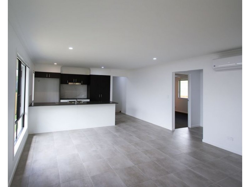 11 Sea Breeze Place, Little Mountain QLD 4551