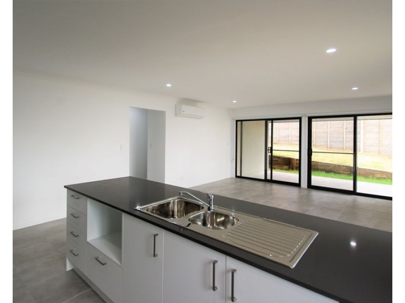 11 Sea Breeze Place, Little Mountain QLD 4551