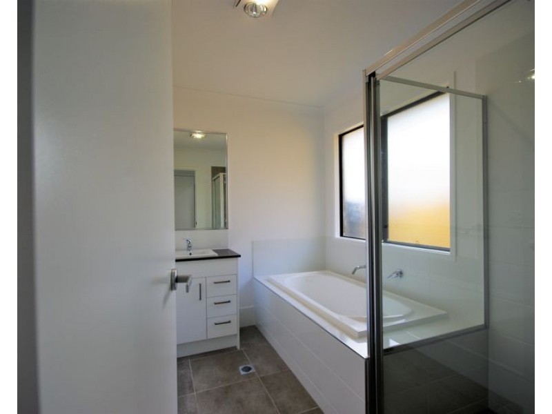 11 Sea Breeze Place, Little Mountain QLD 4551