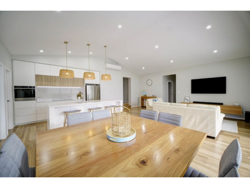 1 Glen Court, Black Head NSW 2430