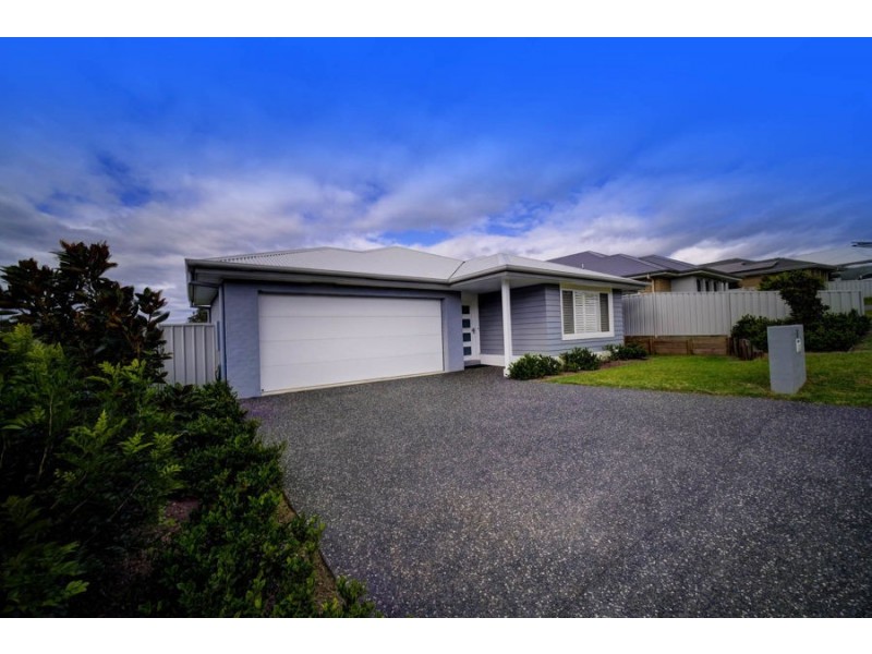11 Hillside Terrace, Black Head NSW 2430