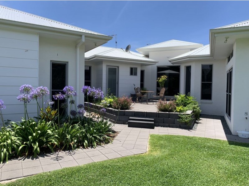 2 Avoca Court, Red Head NSW 2430