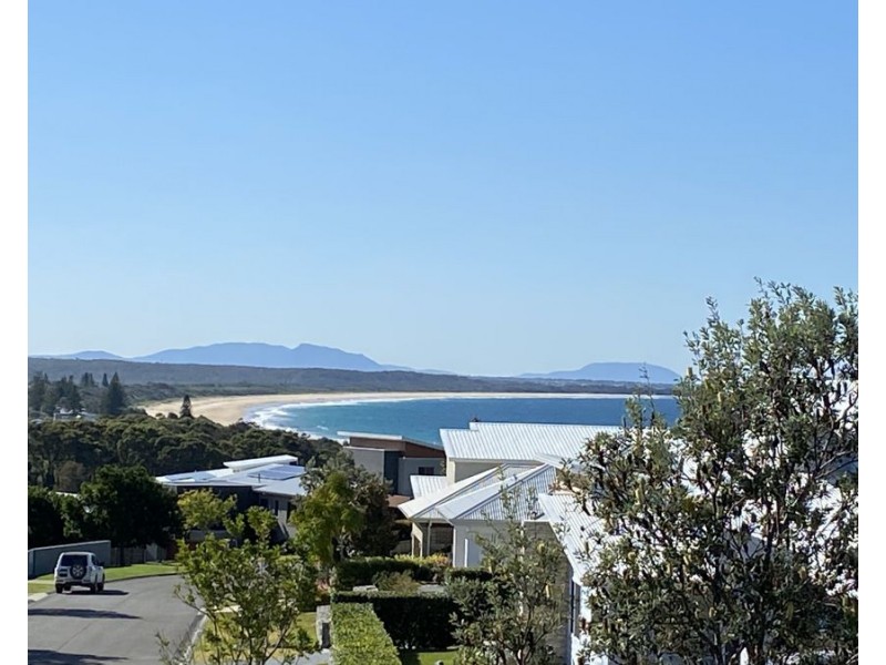 4 Torquay Circuit, Red Head NSW 2430
