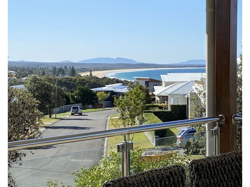 4 Torquay Circuit, Red Head NSW 2430