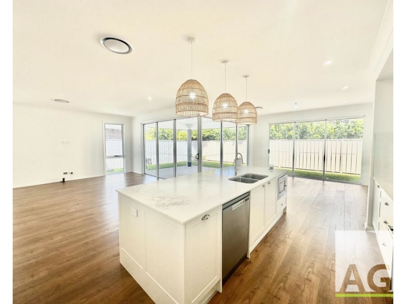 4 Seaside Place, Diamond Beach NSW 2430