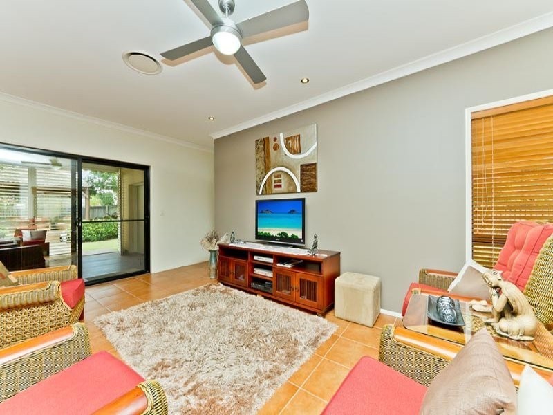 6 Lochside Drive, North Lakes QLD 4509