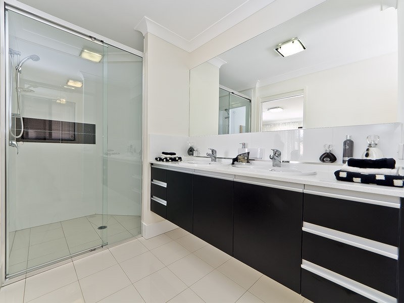 4 Hollow Crescent, Narangba QLD 4504