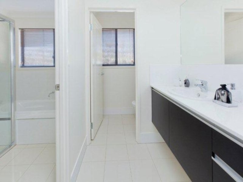 4 Hollow Crescent, Narangba QLD 4504