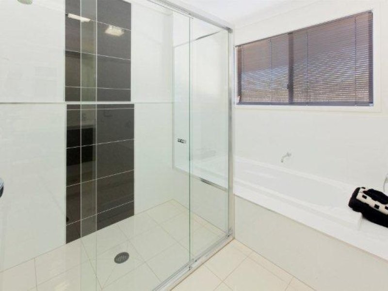 4 Hollow Crescent, Narangba QLD 4504