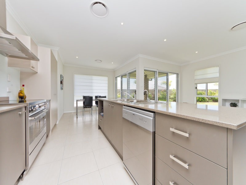 27 Williams Crescent, North Lakes QLD 4509