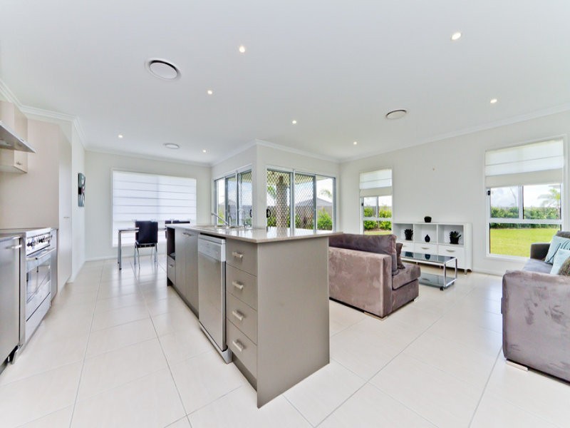 27 Williams Crescent, North Lakes QLD 4509