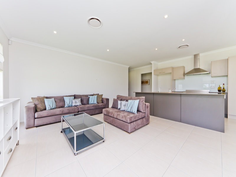 27 Williams Crescent, North Lakes QLD 4509