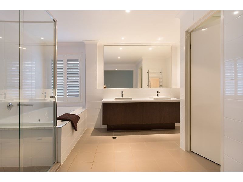 8 Nicklaus Parade, North Lakes QLD 4509