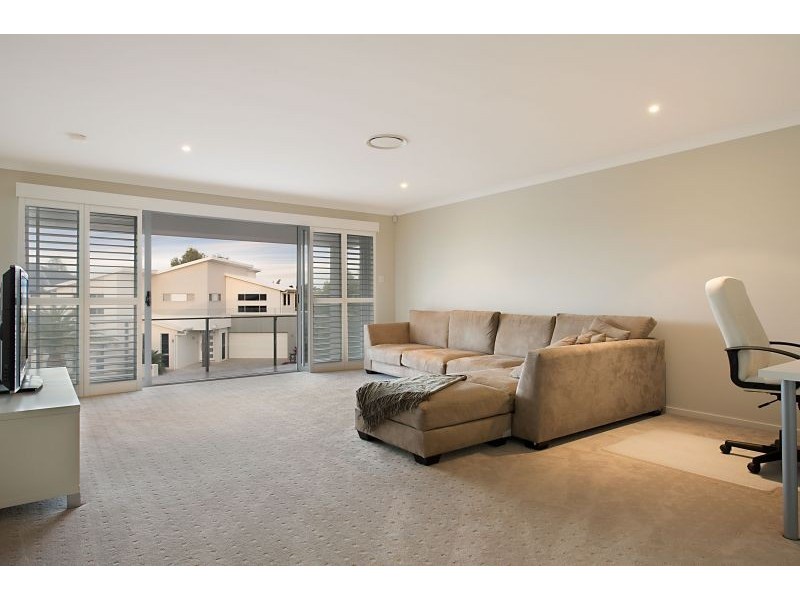 8 Nicklaus Parade, North Lakes QLD 4509