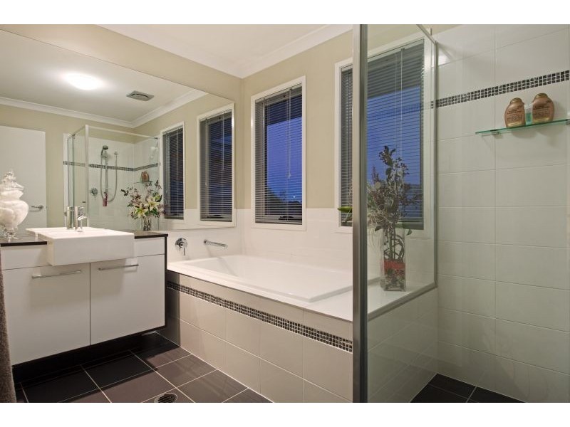 14 Nicklaus Parade, North Lakes QLD 4509