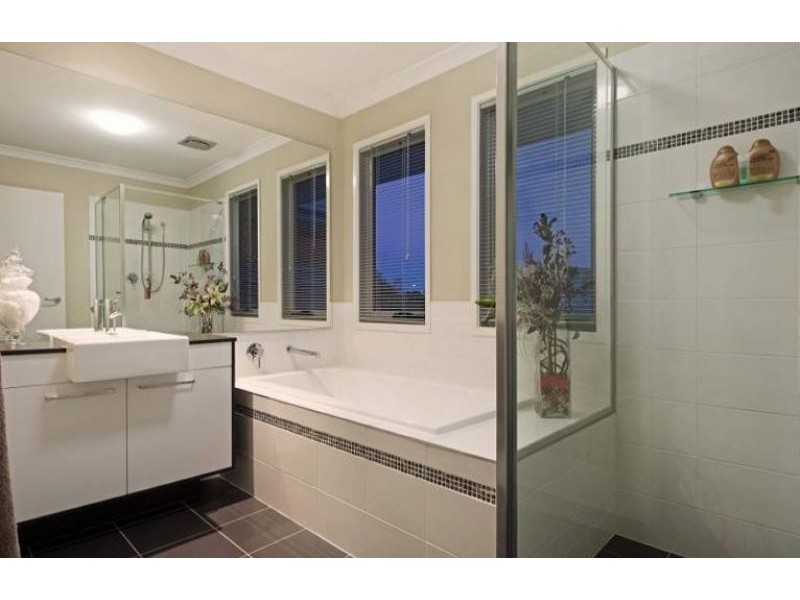 14 Nicklaus Parade, North Lakes QLD 4509