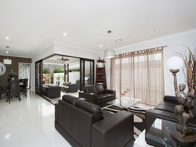 14 Cowen Terrace, North Lakes QLD 4509