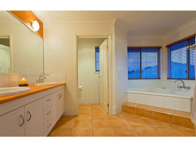 33 Chilton Crescent, North Lakes QLD 4509